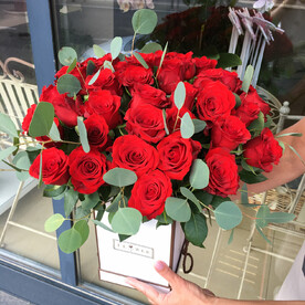 51 Кенийская Роза с ароматным эвкалиптом в коробке