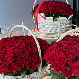 303 красные розы в плетеных корзинах