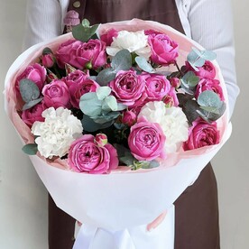 Букет с кустовыми пионовидными розами и диантусами