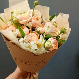 11 пионовидных роз с альстромерией