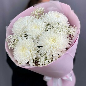 Монобукет из нежных хризантем и гипсофилы.Букет 663 Milin bouquet