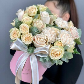 Цветы в коробке из кустовых роз и кремовых роз с ароматным эвкалиптом.Композия комплимент 295 Milin bouquet