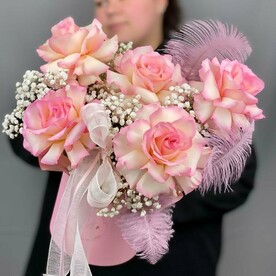 Цветы в коробке из французских ажурных роз с гипсофилой и перьями.Композиция 777 Milin bouquet