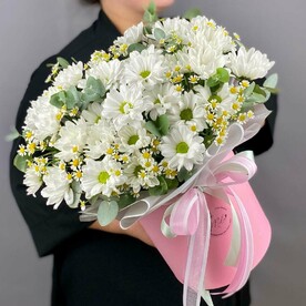 Цветы в коробке с хризантемой и ромашкой танацетум с ароматным эвкалиптом.Композиция 535 Milin bouquet