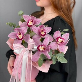 Цветы в коробке из орхидей цимбидиум и эвкалипта.Композиция 599 Milin bouquet