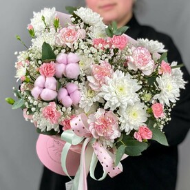 Цветы в коробке из хризантем,диантусов,хлопка,эвкалипта и гипсофилы.Композиция 472 Milin bouquet