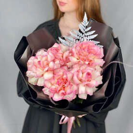 Монобукет из французских ажурных роз в стильном оформлении.Букет 595 Milin bouquet