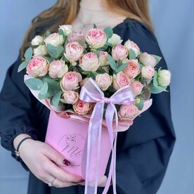 Цветы в коробке из пионовидной кустовой розы и эвкалипта.Композиции 598 Milin bouquet