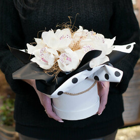 Орхидея в шляпной коробке "Легенда"