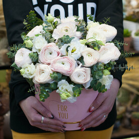 Шляпная коробка с ранункулюсами "Латте"