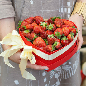 Композиция "Клубничное сердце"