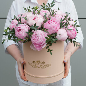 Коробка с пионами "Милое создание"