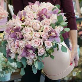 Шляпная коробка с цветами"Сияющий румянец"