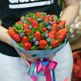 Фруктовый букет "Клубничный"