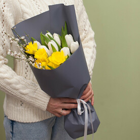 Букет из нарциссов и тюльпанов "Прайд"
