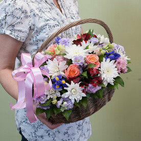 Корзина с цветами "Поздравляем"