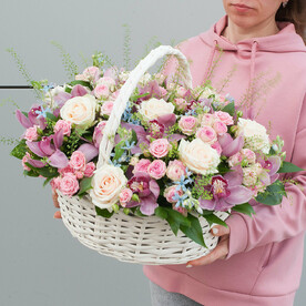 Корзина с цветами "Нежная палитра"
