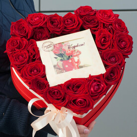 Коробка с цветами "Поздравляю!"