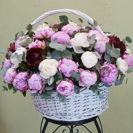 Корзина с пионами "Волшебная"