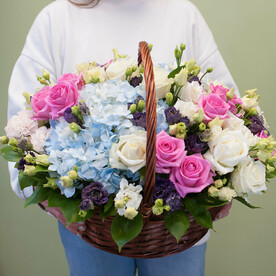 Корзина с цветами "Палитра вкуса"