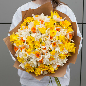 Букет цветов Нарциссы микс