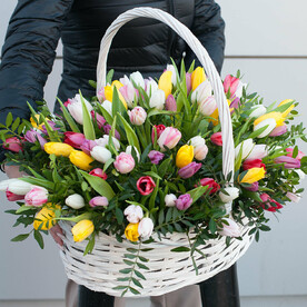 Яркая цветочная композиция из весенних цветов "Корзина тюльпанов"