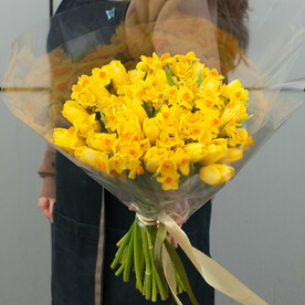 Букет цветов "Золотистые тюльпаны и нарциссы"