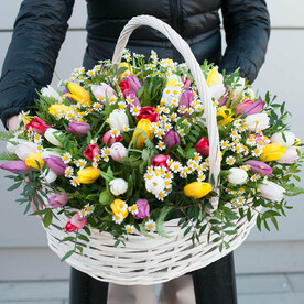 Корзина с цветами "Тюльпаны с ромашками"