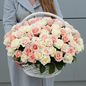 Корзина из роз "Сладкая карамель"