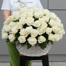 Корзина из белых роз "Рафаэлка"