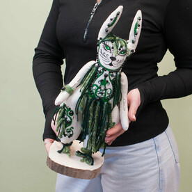 Интерьерная игрушка ручной работы Заяц-Шаман