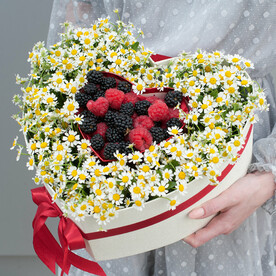 Коробка с цветами и ягодами "Любимый июль"