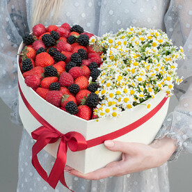 Коробка с цветами и ягодами "Ягодная ромашка"