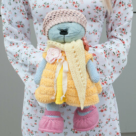 Игрушка ручной работы "Кошка в желтом сарафане"