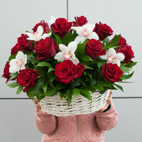 Корзина с цветами "Яркое поздравление"