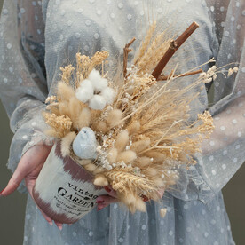 Композиция из сухоцветов в дизайнерском кашпо с сувениром  "Гарден"