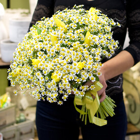 Букет из ромашек и желтых тюльпанов "Сияние"