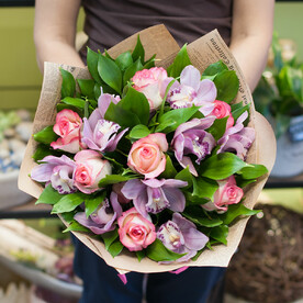 Букет из роз и орхидей Джумилия