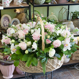 Корзина цветов "Стиль и гармония"