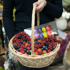 Корзина "Ягоды с макарунами"