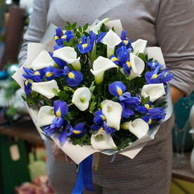 Букет из белых калл и синих ирисов "Совершенство"