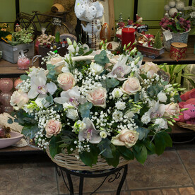 Корзина цветов из роз и орхидей "Britney Spears"