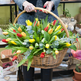 Корзина с тюльпанами "Однажды весной"