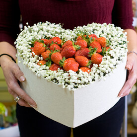 Композиция в коробке "Клубничное сияние"