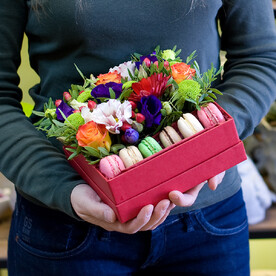 Коробка с цветами и макарунами "С любовью из Парижа"