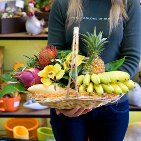 Корзина с фруктами и цветами "Тропики"