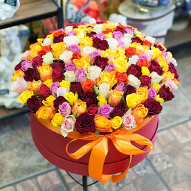 Шляпная коробка с розами (151 роза)