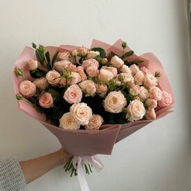 Нежный букет из 29 кустовых роз Бомбастик