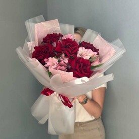 Букет из французских роз и альстромерии