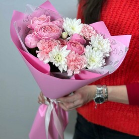 Сборный букет «Пиони» с пионовидными кустовыми розам, диантусами и хризантемой